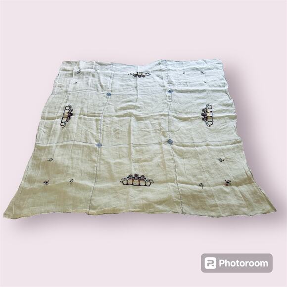 VTG Linen ? White Cross Stitch Square Tablecloth Asian Chinese Statue Decor - Picture 2 of 9